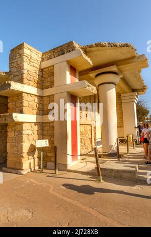 Knossos, Griechenland - 27. April 2019: Leute, Kreta Sehenswürdigkeiten, Ruinen der Minoischen Palast Stockfoto