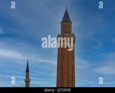 Alte Minarette mit Balkon. Historische islamische Gebäude in der Stadt auf blauem Himmel Hintergrund. Stockfoto