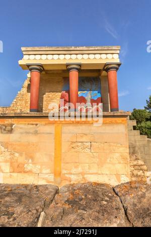 Eingang Nord der minoische Palast mit wütenden Stier in Knossos auf Kreta, Griechenland Stockfoto