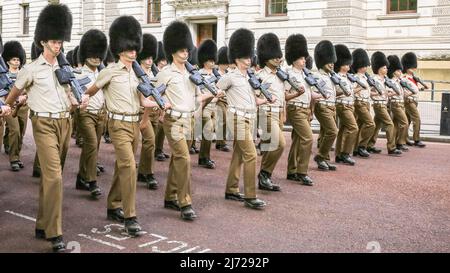 London, Großbritannien, 5.. Mai 2022. Die Proben der Militärparade finden auf der Horse Guards Parade und der Horse Guards Road statt, um die vielen Veranstaltungen und Paraden vorzubereiten, die hauptsächlich mit dem Platin-Jubiläum der Königin in den nächsten zwei Monaten in Verbindung stehen. Stockfoto