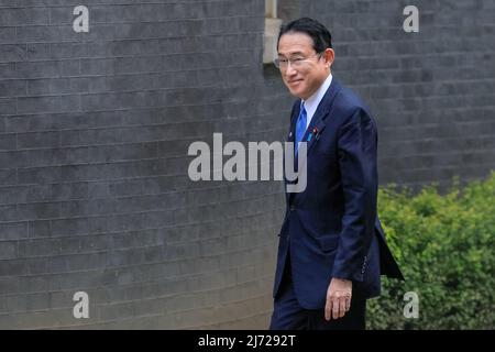 London, Großbritannien, 5.. Mai 2022. Fumio Kishida. Boris Johnson, der britische Premierminister, begrüßt heute Fumio Kishida, den japanischen Premierminister, in der Downing Street 10, um unter anderem darüber zu diskutieren, wie die Handelsbeziehungen zwischen den beiden Ländern gestärkt werden können. Kishida ist auf einer Reise mit fünf Nationen unterwegs und besucht Indonesien, Vietnam, Thailand, Italien und das Vereinigte Königreich. Stockfoto
