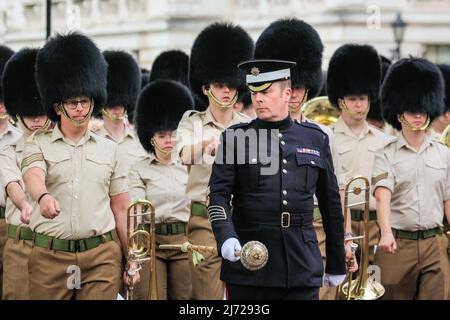 London, Großbritannien, 5.. Mai 2022. Die Proben der Militärparade finden auf der Horse Guards Parade und der Horse Guards Road statt, um die vielen Veranstaltungen und Paraden vorzubereiten, die hauptsächlich mit dem Platin-Jubiläum der Königin in den nächsten zwei Monaten in Verbindung stehen. Stockfoto