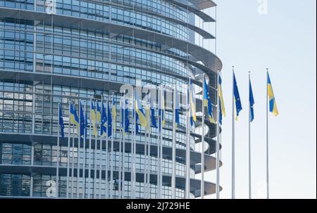 Die ukrainische Flagge fliegt neben der Flagge Europas und alle EU-Gewerkschaftsmitglieder Flaggen vor den Büros des Parlaments, während Russland seinen Angriff auf die wichtigsten Städte der Ukraine fortsetzt Stockfoto