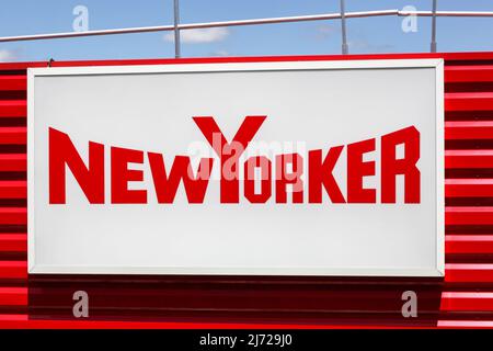 Saint Etienne, Frankreich - 21. Juni 2020: Newyorker-Logo an der Wand. Newyorker ist ein deutscher Bekleidungshändler mit Sitz in Braunschweig Stockfoto