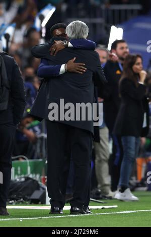 Madrid, Spanien, 4.. Mai 2022. Der ehemalige AC Mailand- und Real Madrid-Spieler Clarence Seedorf umarmt Carlo Ancelotti Cheftrainer von Real Madrid nach dem letzten Pfiff des UEFA Champions League-Spiels beim Bernabeu in Madrid. Bildnachweis sollte lauten: Jonathan Moscrop / Sportimage Stockfoto