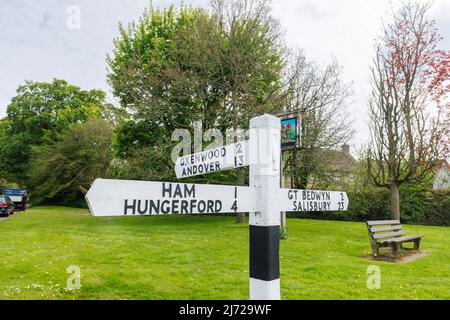 Wegweiser zu den lokalen Städten und Dörfern von Shalbourne, einem kleinen unberührten Dorf im ländlichen Wiltshire, England Stockfoto