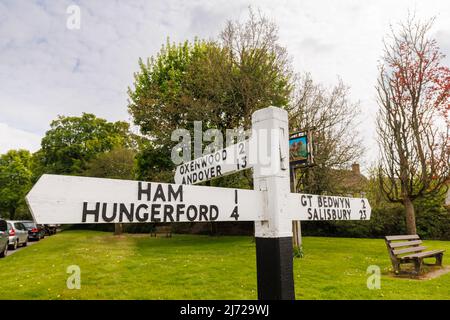 Wegweiser zu den lokalen Städten und Dörfern von Shalbourne, einem kleinen unberührten Dorf im ländlichen Wiltshire, England Stockfoto