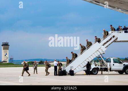 29. April 2022 - Luftwaffenstützpunkt Spangdahlem, Rheinland-Pfalz, Deutschland - Mitglieder des Kampfflügels 158. der Vermont Air National Guard treffen am 29. April 2022 auf dem Luftwaffenstützpunkt Spangdahlem ein. Als Teil des Plans der NATO, ihre kollektive Verteidigungshaltung zu stärken, wird die FW 158. die Mission für den 388. Fighter Wing der Hill Air Force Base übernehmen. (Bild: © U.S. Air Force/ZUMA Press Wire Service/ZUMAPRESS.com) Stockfoto