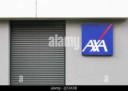 Bourg, Frankreich - 26. September 2020: AXA ist ein französisches multinationales Versicherungsunternehmen, das sich mit globalen Versicherungs- und Finanzdienstleistungen beschäftigt Stockfoto