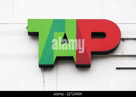 Kopenhagen, Dänemark - 20. August 2020: TAP Air Portugal Logo an einer Wand. TAP Air Portugal ist die staatliche Fluggesellschaft Portugals Stockfoto