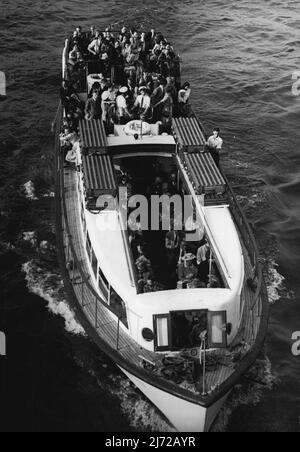 Home by River - mit dem Oberbürgermeister von London und dem britischen Filmstar Patricia Roc unter den Passagieren macht Oganic, einer der neuen Wasserbusse der Themse, seine erste Reise. Der Service, der das Reisen in vollen Stunden erleichtern wird, war am ersten Tag von Tausenden von Tagesausflüglern überwältigt, und die meisten Stadtarbeiter mussten Schlange stehen. Der Service verkehrt alle halbe Stunde zwischen Putney und Greenwich. 29. Juli 1948. Stockfoto