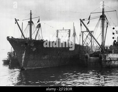 Zerstörerbergung Trotz Gale -- eine komplizierte Bergung eines französischen Zerstörers, der Maille Breze, die vor vierzehn Jahren vor Greenock versunken war, wurde trotz eines starken Orkans durchgeführt, der die Arbeit zu vereitern drohte. Die Sandbank und die Arbeit, das Wrack für das Abschleppen zum Schrottplatz vorzubereiten, wurden begonnen. Bergungsmänner sagten, dass die Bedingungen „so schlecht seien, wie man sich vorstellen könnte“, aber dass nun die letzte Phase der Arbeit in etwa einer Woche abgeschlossen werden kann. 19. August 1954. (Foto von United Press Photo). Stockfoto