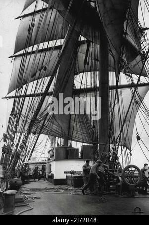 Sieger des Segelrennens aus Australien erreicht Themse -- Ein auffälliges Bild, das auf die AS-Mitglieder der Crew herabblickte, die die Segel auf dem Hauptmast nachbesagten. Die finnische Barke Pommern, die an dem jährlichen Windjammerrennen aus Australien teilnahm, machte die Reise von Australien nach ***** In 94 Tagen. Der Passat machte auch die Reise von 6.000 Meilen 94 Tage, aber die Besatzung der Pommern behaupten, Sieger zu sein, nachdem sie ein paar Stunden weniger gedauert hatte. Diese Aufnahme wurde Pommern, eine mit Getreide beladene Viermast-Barke, während der Reise von Falmouth zur Themse gemacht, wo sie gerade angekommen ist, um ihre Ladung abzuladen. 17. Juni 1937. (P Stockfoto