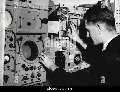 Radar wird Großbritanniens erste Walfangexpedition nach dem Krieg unterstützen. Fabrikschiff Macht Sich Bereit Für Die Antarktis In Southampton. Radargeräte an Bord der 'Balaena'. Die letzten Vorbereitungen für die erste britische Walfangexpedition nach dem Krieg werden in Southampton getroffen, nachdem dort das Walfangfabrikschiff „Balaena“ angekommen ist. Sie war in Norwegen, um norwegische Seeleute für die Expedition zu unterschreiben. Die 'Balaena' geht nach Kapstadt, Südafrika, auf der ersten Etappe ihrer Reise in die Antarktis. Zusätzlich zu den Whalern wird das Schiff eine Gruppe von Regierungswissenschaftlern an Bord haben, die das Schiff testen werden Stockfoto