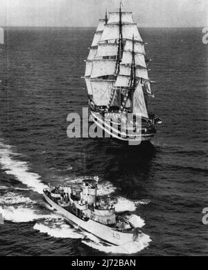 Windjammer Erreicht ***** -- das volltaktige Segelschiff Amerigo ***** der italienischen Marine Durch ein italienisches Escort-Schiff (unten), wenn es das ***** erreicht Von Virginia heute Enroute nach Annapolis, MD., für ein ***** An die U.S. Naval Academy. Die Amerigo Vespucci, das größte Segelschiff auf hoher See, ist wieder auf dem Weg von Italien nach Amerika. Von dort aus wird sie wahrscheinlich zurückbestellt werden, durch die sie möglicherweise sogar Anweisungen erhält, den Pazifik zu überqueren (über Australien?) Und eine Umrundung abschließen. 20. August 1951. (Foto von AP Wirephoto). Stockfoto