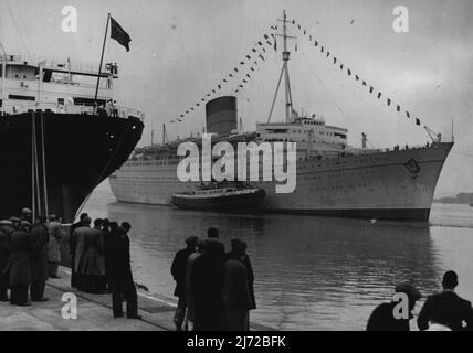 Die größte Liner der Welt nach dem Krieg in Southampton -- die 'Caronia', die größte Liner der Welt seit Kriegsende, passiert die alte 'Aquitania', als sie nach ihrer Wochenend-Kreuzfahrt aus Gourock, Schottland, hier ankommt. Unter ihren Passagieren war der Herzog von Edinburgh. Der Liner 34.000 Tonnen, wurde auf John Brown's Yards in Glasgow von Prinzessin Elizabeth im Jahr 1947 gestartet. 20. Dezember 1948. Stockfoto