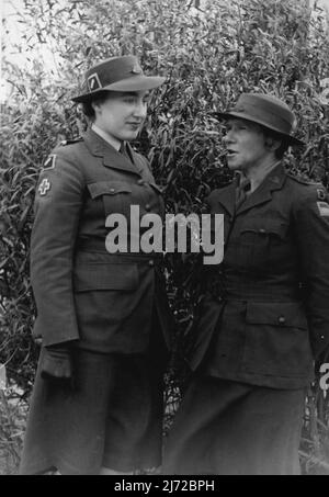 LT. Mary Stephens, AAMWS (links), die gerade ihre kommission gewonnen hat, erhält ein paar Abschiedsworte von einem Mitglied des Lehrstabs der Army Women's Services Offficers' School, Darley Vic., Capt. Marjorie Irving. LT. Stephens war eine von mehreren N.S.W. Mädchen, die den Kurs erfolgreich absolviert haben. 19. Februar 1945. (Foto von der Abteilung für Militärgeschichte). Stockfoto