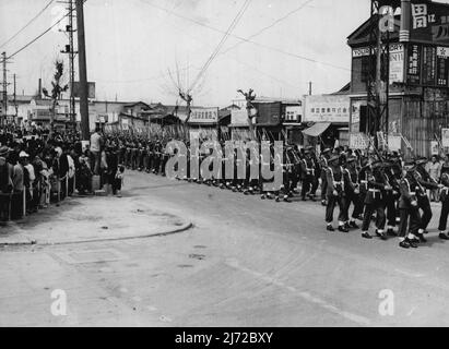 Anzac-Tag in Japan -- 100.000 die Japaner sahen den Anzac-Tag-marsch australischer Truppen durch die Straßen von Kure. Der Hauptquartiere befinden sich in Kure, einem ehemaligen japanischen Marinearsenal, das einst als das größte der Welt gilt. Japanische Uhr am 100.000. märz die Japaner schauten zu, wie australische Truppen am Anzac-Tag in Kure marschierten. Einst als das größte Arsenal der Welt bekannt, ist Kure heute der Hauptsitz von BCOF. 27. April 1949. Stockfoto