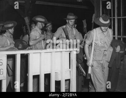 Verstärkung für das 3 Milliarden Royal Australian Regiment, das den Bahnhof in Hiro Japan verlässt. L bis R: Pte G.J. Smith of 44 Camberwell Street, East Victoria Park WA; Pte S.G. Munro der 10 Telford Street. Toowoomba Queensland; Pte V. Childs of Cribb Island Brisbane Queensland; Pte D.K. King of Inverell Road, Tuigha NSW; Pte J. Cannard von Kilovia NSW. Die Verstärkung für das 3 Milliarden Royal Australian Regiment ist in Japan eingetroffen. Nach einer kurzen Trainingszeit werden sie mit dem ersten Kontingent australischer Truppen nach Korea aufbrechen. 7. September 1950. (Foto von Public Relations Section, HQ BCOF Japan). Stockfoto