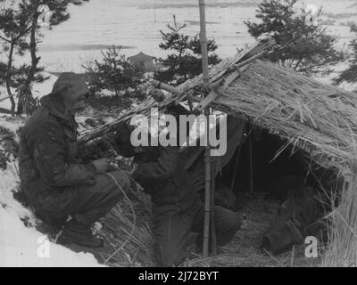 Diese beiden Männer des 3 Milliarden Royal Australian Regiment sorgen für einen warmen Schlaf, indem sie einen Schneeschutz bauen, der den Spitznamen ***** trägt Vom Digger in Korea; L bis R; CPL. S. G. Schinken von 55 Alfred Street, Waratah NSW und CPL. J.E. Straße von 3 A, Battery Street Clovelly NSW. 1. Januar 1951. (Foto von Public Relations Section, HQ BCOF Japan). Stockfoto