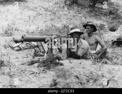 Feuern einer Vickers Gun aus einem Foxhole während des intensiven Trainings in Haramura Japan. WOII D. Griffiths von 14 cooper Street Cootamundra NSW und Pte D.R. Woods of Dairy Road Ingleburn NSW. Die britische Commonwealth-Besatzungsmacht in Japan wird zur Kriegszeit erhoben und das 3 Milliarden Royal Australian Regiment hat intensiv für die Art von Gelände trainiert, das in Korea abgedeckt werden muss. 13. September 1950. (Foto von Public Relations Section, HQ BCOF). Stockfoto