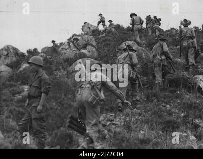 Männer des 3. Bataillons Royal Australian Regiment tragen Mörserbomben für ihren fortgeschrittenen Mörserabschnitt in Korea. 28. Juli 1953. (Foto von Public Relations HQ BCOF Hobson). Stockfoto
