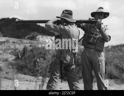 Eine neue Waffe für Männer des 3bn Royal Australian Regiment, in Japan, die amerikanische Bazooka (Panzerabwehrkanone) hier Sgt. Muggleton und Sgt. Beavis H.E. von 79 George Street Parramatta NSW üben das Laden der Bazooka. Die britische Commonwealth-Besatzungsmacht in Japan wird zur Kriegszeit erhoben und das 3 Milliarden Royal Australian Regiment hat intensiv für die Art von Gelände trainiert, das in Korea abgedeckt werden muss. 13. September 1950. (Foto von Public Relations Section, HQ BCOF Japan). Stockfoto