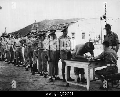 Nach einer Freiwilligenarbeit an der Woche und für den Operationsdienst in Korea warteten diese Männer des 3 Bataillons des Royal Australian Regiment in Japan an der Reihe, um sich anzumelden. 2. August 1950. (Foto von Public Relations Section, HQ BCOF Japan). Stockfoto