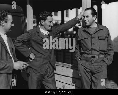 Es war wirklich robust! Cpl. L. E. Buckland (links) 73, Barcom Avenue, Darlinghurst, N.S.W. und Lieut. A.P. McDonald (rechts) 45, Hollesbrook Street, Ashgrove, Queensland, erzählt einem coober nach ihrer dreiwöchigen Tortur als Gefangene der Kommunisten in Korea. Sie erholen sich jetzt im BCOF-Krankenhaus Kure, Japan. 8. März 1951. (Foto von Public Relations Section, HQ BCOF Japan). Stockfoto