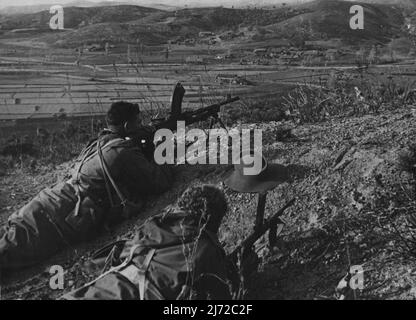 Nachdem gerade ein Feature von den „Reds“ gewonnen wurde, greift ein „Bren Gunner“ von „C“ Coy 3 Mrd. Royal Australian Regiment sofort den Gegner an, der sich auf dem nächsten Hügel in der rechten Ferne befindet. 5. Dezember 1950. (Foto von Public Relations Section, HQ BCOF Japan). Stockfoto