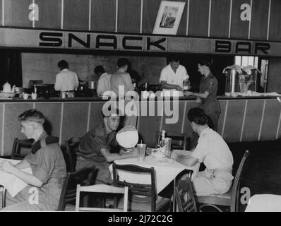 Snacks zu jeder Zeit - oder fast so. Diese geräumige Snackbar ist nur einer der vielen Dienste, die der Kookaburra Club im EBISU Camp Tokyo Truppen der Commonwealth Division auf „Leave from Korea“ anbietet. Die Männer der britischen Commonwealth-Abteilung des Australian Canteen Service, die den Club leiten, scheuen keine Wirkung, um den Leave-men das Leben angenehm und leicht zu machen. 26. August 1954. (Foto von Public Relations HQ BCOF Hobson). Stockfoto