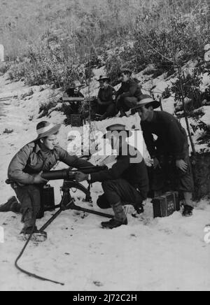 Mit dem Australier in Korea – Maschinengewehrschützen des dritten Bataillons, des Royal Australian Regiment, trainieren im Schnee. Die Gun-Krähe im Vordergrund besteht von links aus Pte Don Mulley aus Eastwood, NSW, Pte Edgar Delaporte aus Bunbury, WA, und L. CPL Bob Wrigley aus Hobart, Tas. 25. Dezember 1952. (Foto: British Commonwealth Public Relations Office, Tokio). Stockfoto