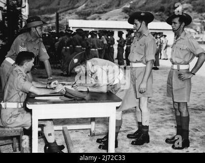 Nach einer Freiwilligenarbeit an der Woche und für den Operationsdienst in Korea warteten diese Männer des 3 Bataillons des Royal Australian Regiment in Japan an der Reihe, um sich anzumelden. 18. August 1950. (Foto von Public Relations Section, HQ BCOF Japan). Stockfoto