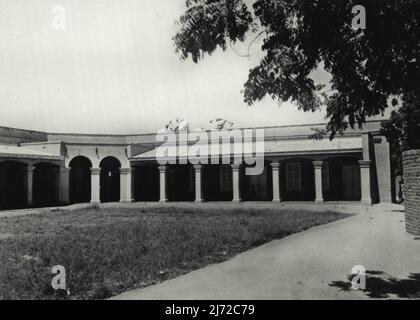 Wahlordnung des Repräsentantenhauses, 1953 „für jede Wahlabteilung eines Wahlkreises, in dem die Wahlen direkt stattfinden, ist ein Wahllokal vorgesehen.“ Hier ist die Ahfad Girls' Intermediate School, die als Wahllokal in der wichtigsten sudanesischen Stadt Omdurman ausgewählt wurde. 10. November 1954. Stockfoto