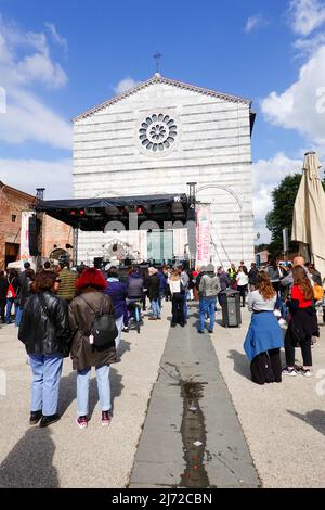 Die Italiener versammeln sich, um den 25. April, den Tag der Befreiung, mit einem Konzert, Live-Unterhaltung, vor der Kirche von San Francesco, Lucca, Italien, zu feiern. Stockfoto