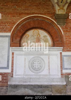 Grab, Denkmal, mit Fresko im Klausurbereich des ehemaligen Klosters und der Kirche von San Francesco, Lucca, Toskana, Italien. Stockfoto