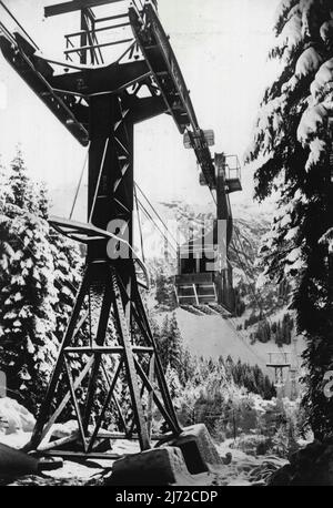 Giganten der ***** -- am Samstag, den 17.. Dezember, fand die Eröffnung der umbauten Standseilbahn Gerschnialp-Trubsee in Engelberg (Schweiz) statt. Die Standseilbahn wurde erheblich verbessert, ebenso wie die Geschwindigkeit hinsichtlich der Größe der Kabinen, die jetzt 33 Passagiere zum Berggipfel befördern können (die alten Kabinen hatten nur noch Platz für 24 Passagiere). Es besteht aus Metall-Anschuldigungen. Vor dem Umbau findet die beförderte Standseilbahn Platz in den komfortablen Kabinen. 19. Dezember 1938. (Foto von Atlantic Photo). Stockfoto