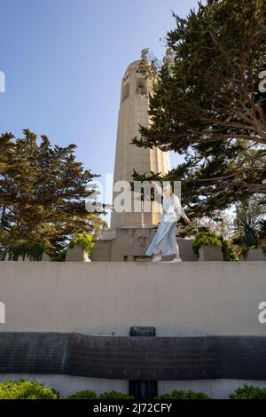 Junge Frau besucht Coit Tower in San Francisco | Lifestyle Tourism Stockfoto