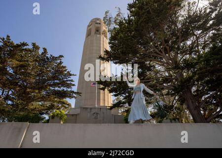 Junge Frau besucht Coit Tower in San Francisco | Lifestyle Tourism Stockfoto