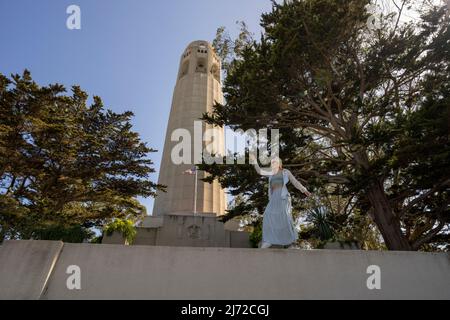 Junge Frau besucht Coit Tower in San Francisco | Lifestyle Tourism Stockfoto