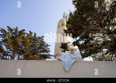 Junge Frau besucht Coit Tower in San Francisco | Lifestyle Tourism Stockfoto