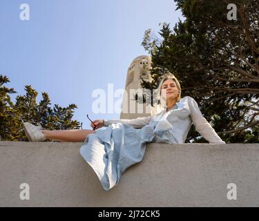 Junge Frau besucht Coit Tower in San Francisco | Lifestyle Tourism Stockfoto