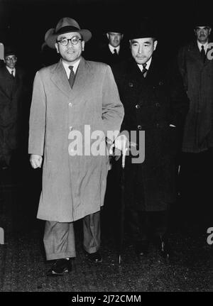 Herr Shunachi Matiumato, der erste japanische Botschafter in London seit 1941, kam heute Abend am Flughafen London an. 8. Juni 1952. (Foto von Daily Mail Contract Picture). Stockfoto