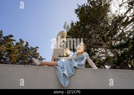 Junge Frau besucht Coit Tower in San Francisco | Lifestyle Tourism Stockfoto