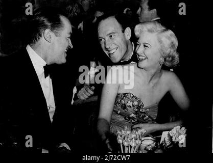 Comic Zu Comic. Tommy Trinder tauscht einen Witz mit Bob Hope (links), der mit Marilyn Maxwell nach ihrer Eröffnungsshow in London mit einer Party mit 50 Gästen feierte. Nach ihrer Eröffnungsshow gestern Abend feierten Bob Hope (links) und Marilyn Maxwell mit einer Party, die von 50 Gästen besucht wurde, darunter Tommy Trinder, Seen, tauschten einen Witz mit Bob aus. 24. April 1951. Stockfoto