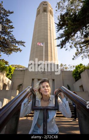 Junge Frau besucht Coit Tower in San Francisco | Lifestyle Tourism Stockfoto