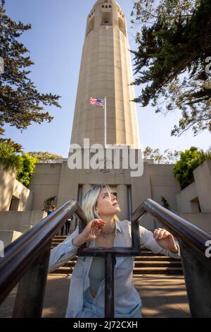 Junge Frau besucht Coit Tower in San Francisco | Lifestyle Tourism Stockfoto