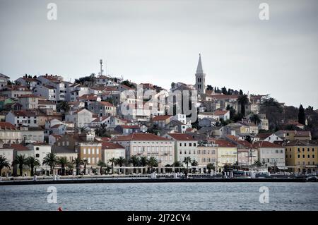 Panoramablick auf Mali Losinj Hafen und Küstenstadt in Kroatien an der Adria. Hafen von Mali Losinj, auf der Insel Losinj. Stockfoto