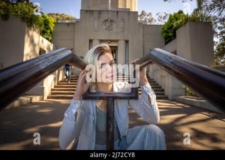 Junge Frau besucht Coit Tower in San Francisco | Lifestyle Tourism Stockfoto