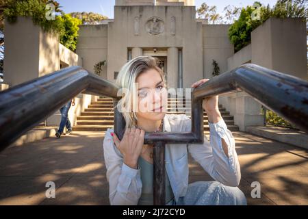 Junge Frau besucht Coit Tower in San Francisco | Lifestyle Tourism Stockfoto